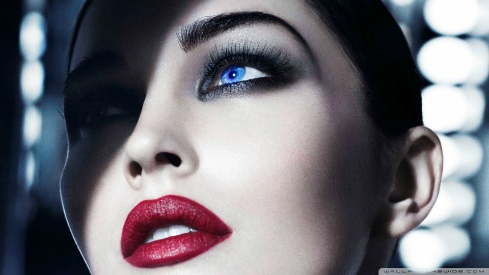 red_lips_and_smoky_eyes-wallpaper-960x540