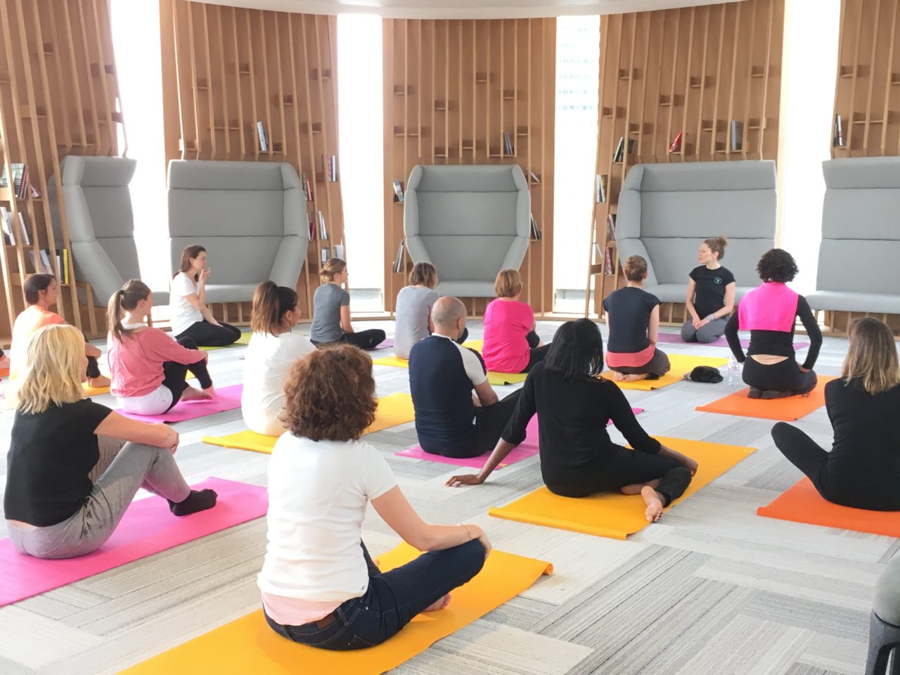 Yoga et sophrologie au bureau : offrez du bien-être à vos collaborateurs